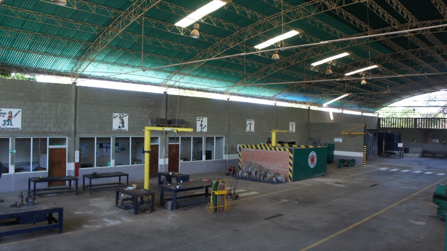Nave principal del taller de IVALVENCA en Punta Gorda, Cabimas, con bancos de trabajo y área de pruebas