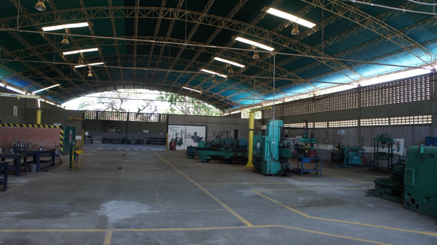 Área de máquinas-herramienta del taller de IVALVENCA: tornos y equipos de mecanizado