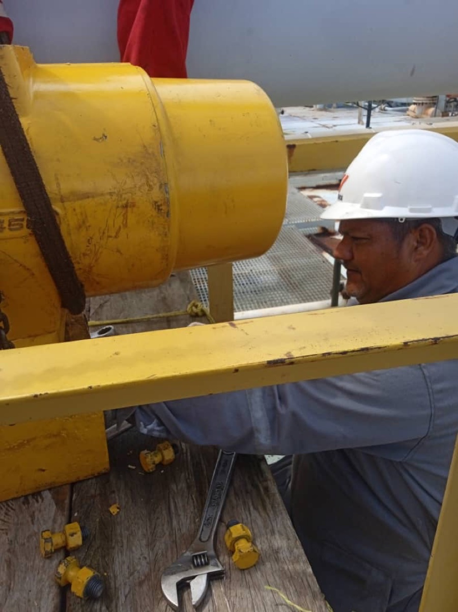 Técnico de IVALVENCA ajustando la base de un actuador en una plataforma del Lago de Maracaibo