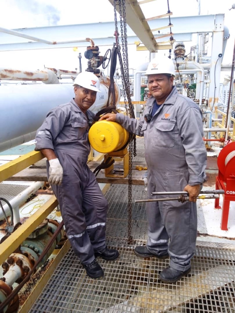 Técnicos de IVALVENCA junto al actuador instalado en la línea de una plataforma de producción