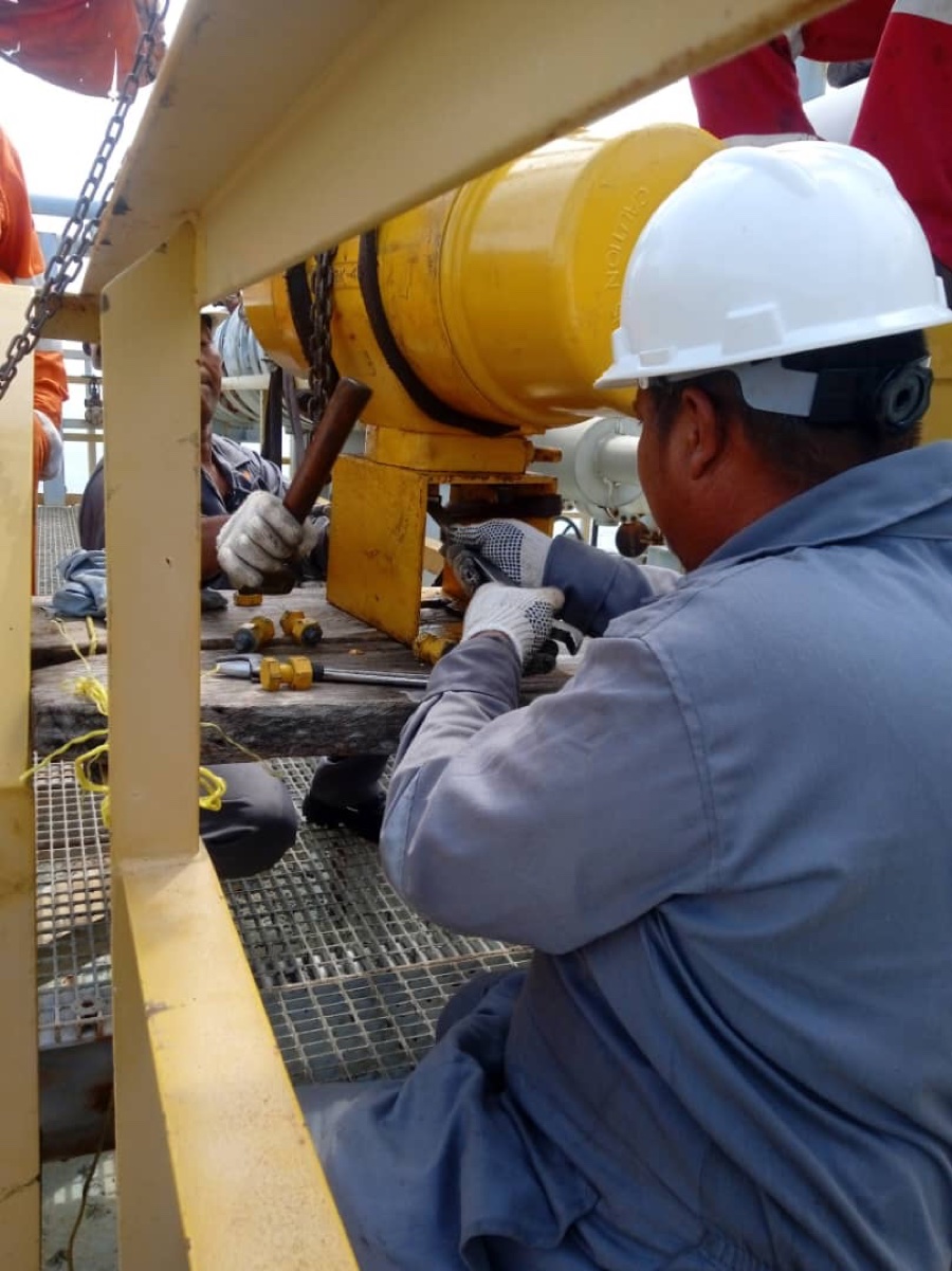 Técnico de IVALVENCA asegurando la conexión del actuador en la línea de proceso