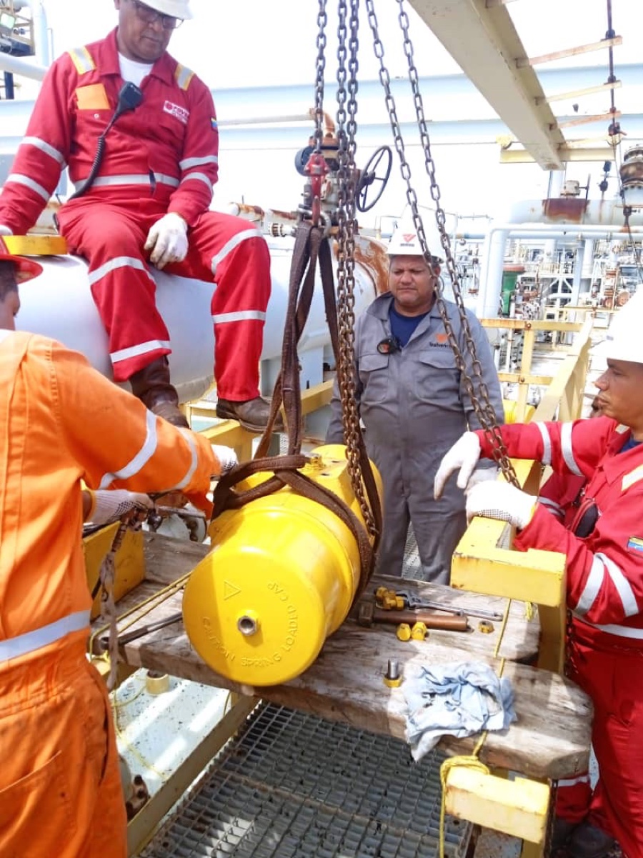 Cuadrilla de IVALVENCA y personal del cliente durante el izado del actuador en plataforma
