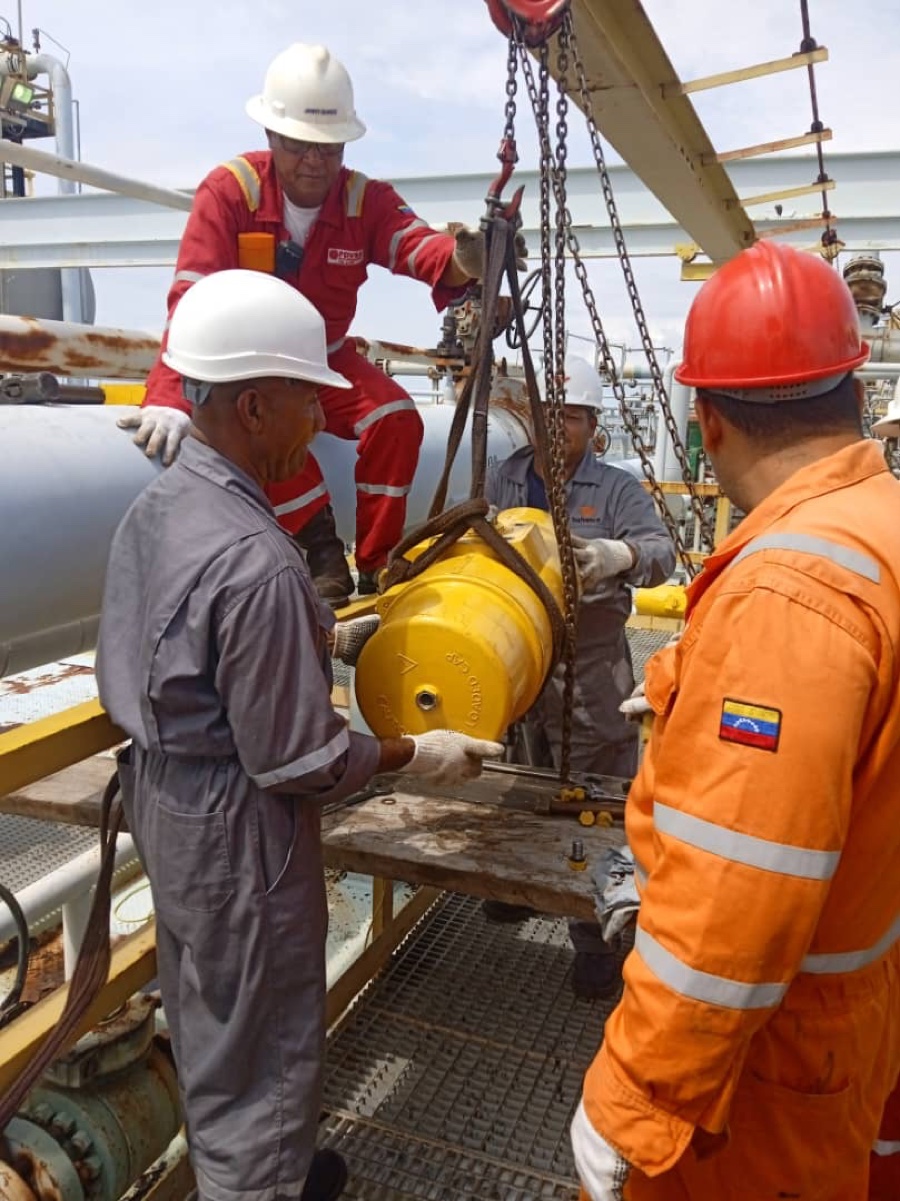 Cuadrilla de IVALVENCA posicionando el actuador en la línea de una plataforma del Lago