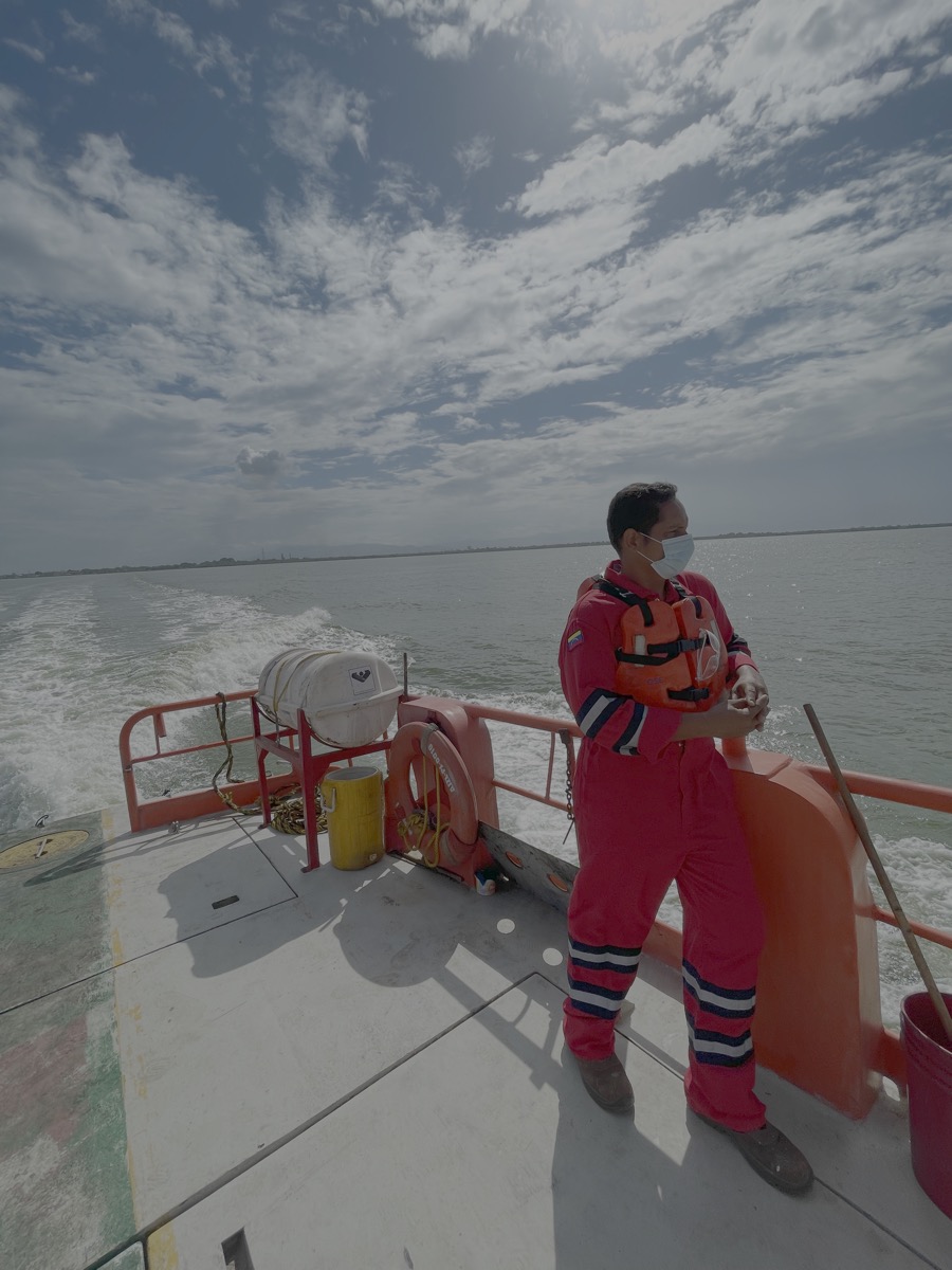 Técnico de IVALVENCA con chaleco salvavidas en lancha rumbo a una plataforma del Lago de Maracaibo