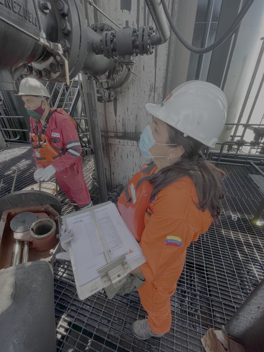 Inspección con lista de verificación de válvulas en una plataforma de producción costa afuera