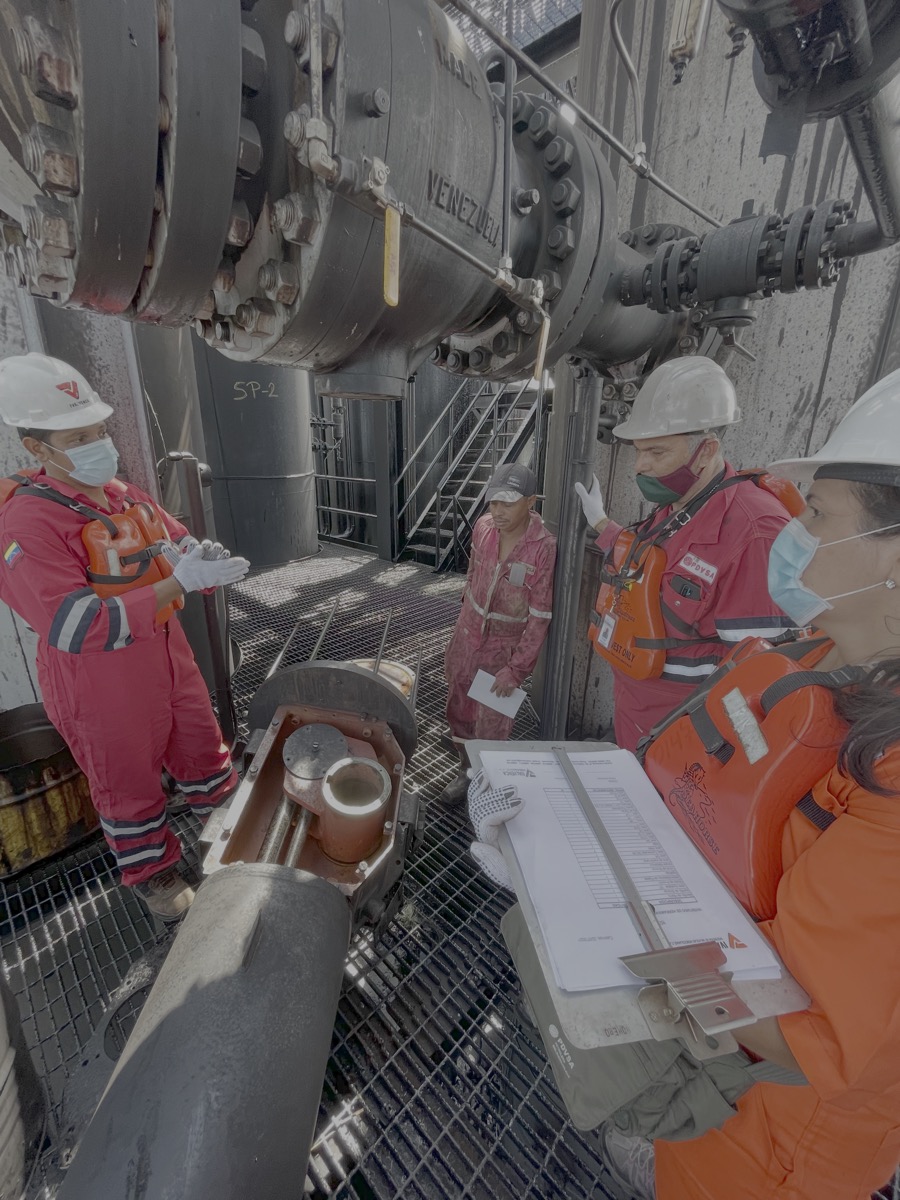Equipo de IVALVENCA y personal del cliente revisando el cuerpo de una válvula de tapón en plataforma