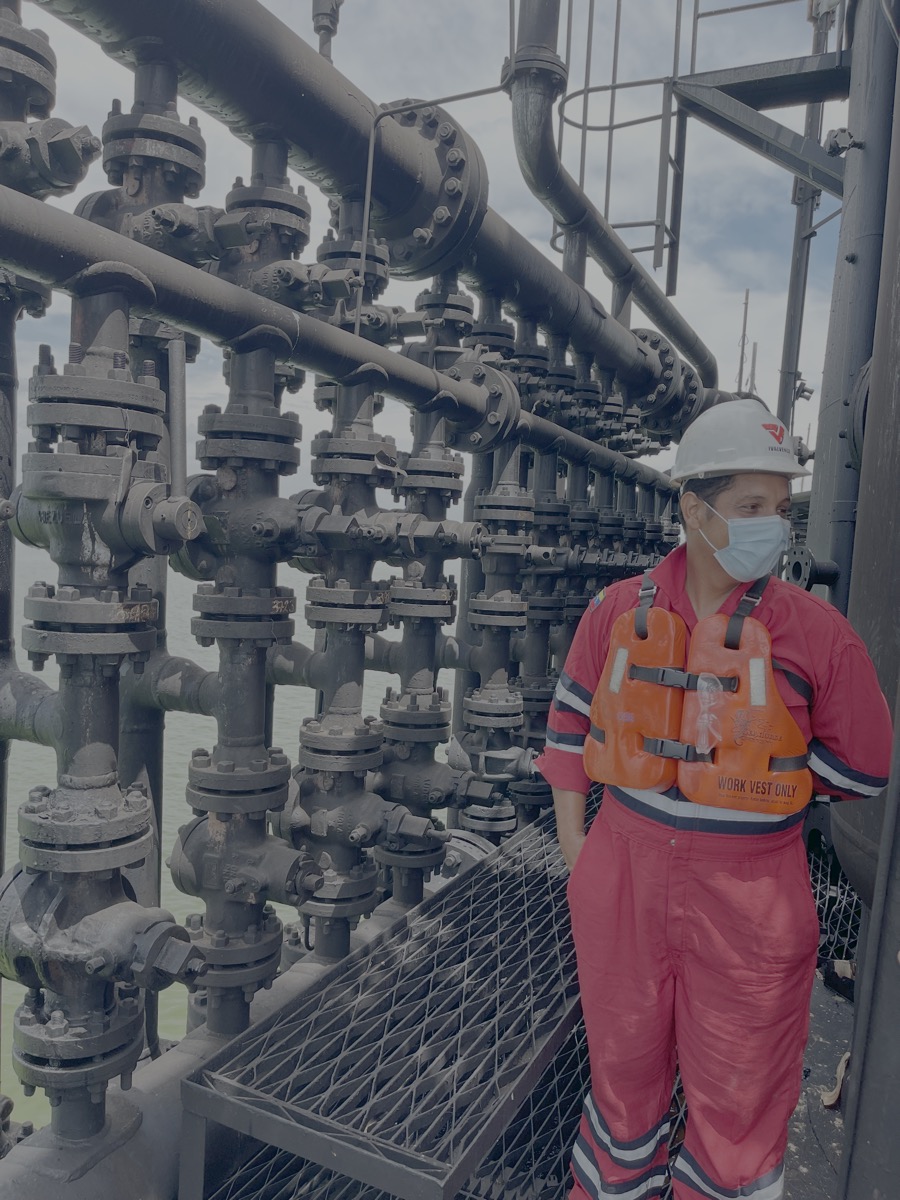 Técnico de IVALVENCA frente a un manifold de válvulas de compuerta en plataforma