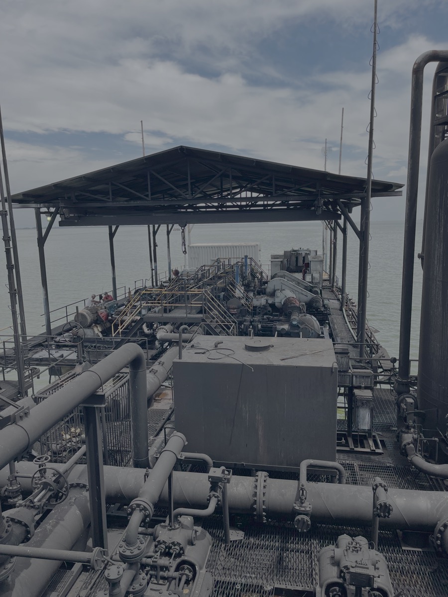 Vista general de una plataforma de producción con tuberías, válvulas y bombas sobre el Lago de Maracaibo