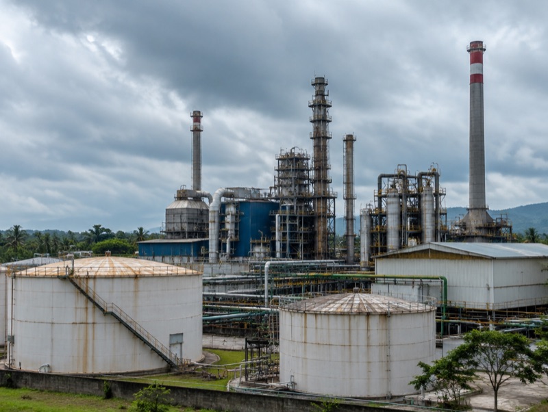 Planta industrial con tanques y calderas